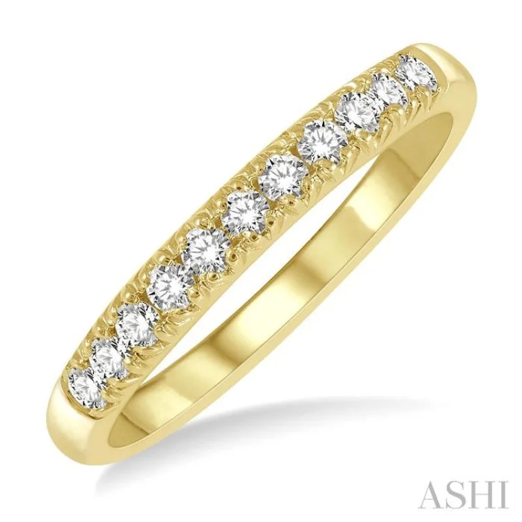 1/4 ctw 11 Stone Round Cut Diamond Wedding Band in 14K Yellow Gold