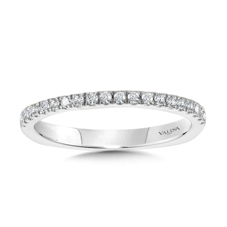 This true-fit matching wedding band is as perfect of a match for its engagement ring as you are for the one you love.