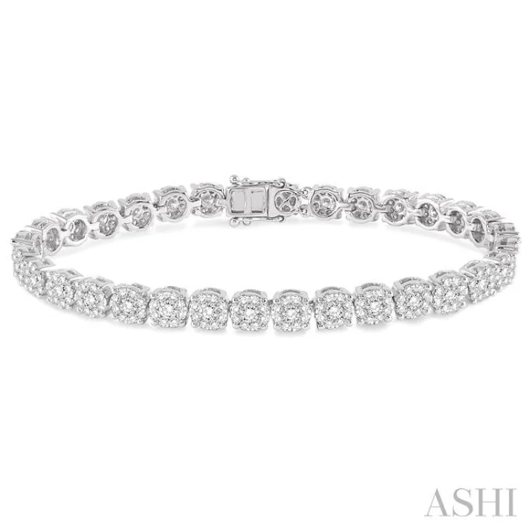 5 1/3 Ctw Round Cut Diamond Lovebright Bracelet in 14K White Gold