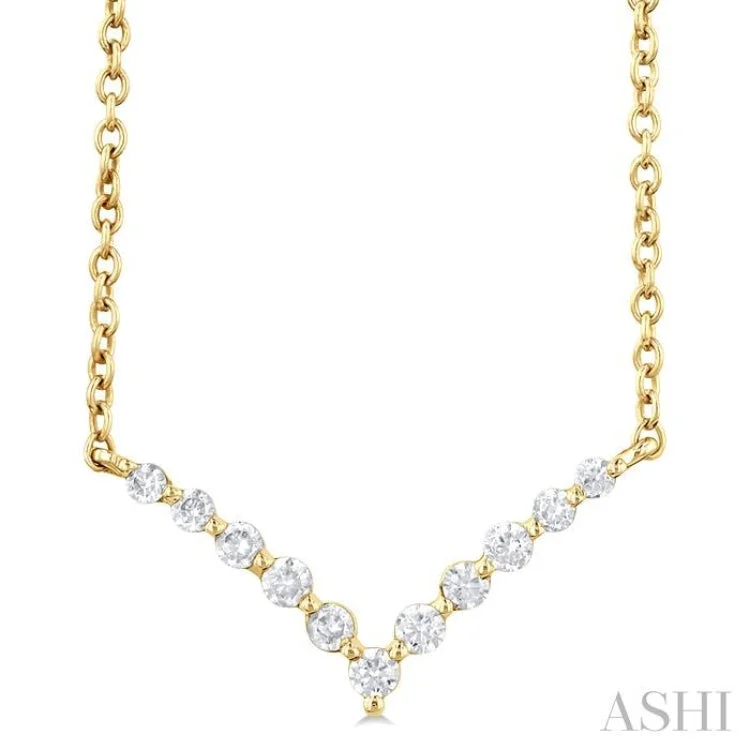 1/8 Ctw Chevron Round Cut Diamond Necklace in 14K Yellow Gold